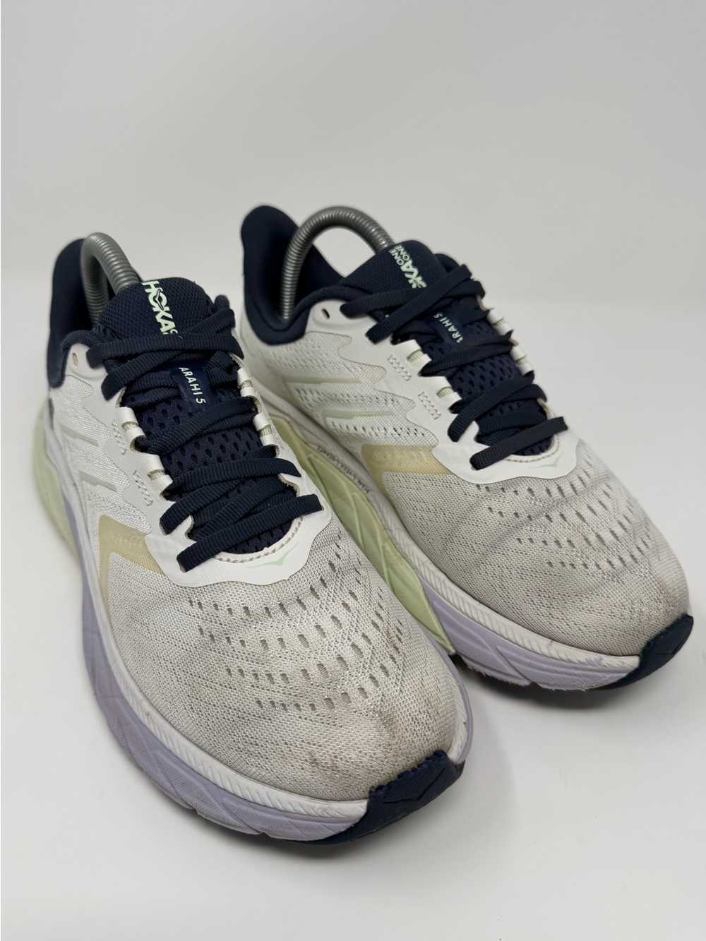 Women’s HOKA Arahi 5 sneakers in lavender, navy and green sz. 7.5